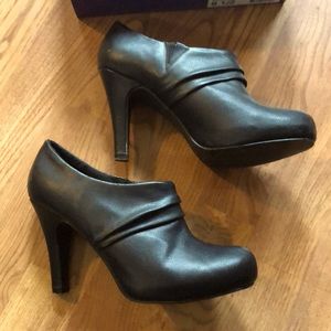 Steve Madden Madden Girl Razcal Bootie. 8.5 EUC